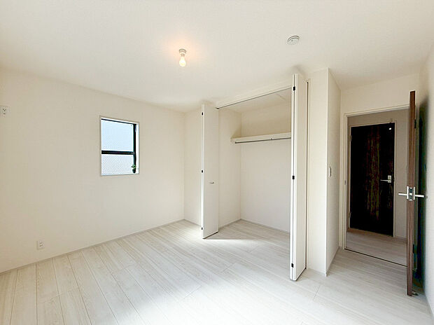 【居室収納】白を基調とした内装に陽光が美しく映える、明るく開放的な居室です。各居室にクローゼットが完備されているため、お部屋をすっきりとお使いいただけます 。