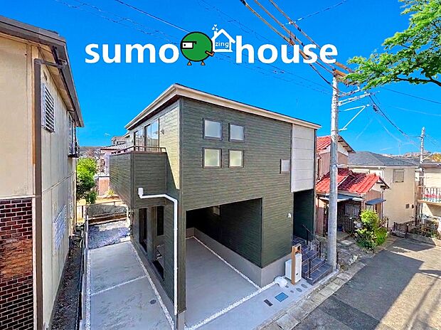 【耐震最高等級の洗練されたデザイン】深く豊かな緑と爽快な青い空を感じる、まるで杜の中に暮らすような心地よさを存分に堪能いただける邸宅です。最高グレードの設備仕様が標準装備の新築住宅で快適で便利な生活をお送り頂ける一品です。