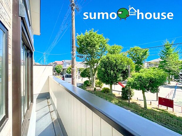 【落ち着いた住環境】目の前に公園が広がる、圧倒的な開放感が魅力です 。南向きで陽当たりが良く、バルコニーからは豊かな緑を身近に感じられます 。遮るもののない眺望は、朝のコーヒータイムやリフレッシュに最適。