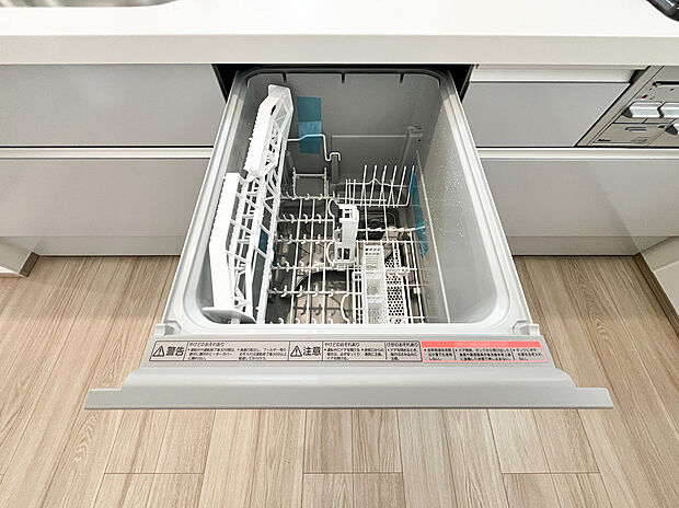 【食洗機】食器洗乾燥機付きで家族の食器もピカピカ。後片付けもラクラクこなせて、環境にもママの手にも優しい設備です。システムキッチン内に納まっているので、お料理の邪魔にもならずスッキリ快適にご利用いただけます。