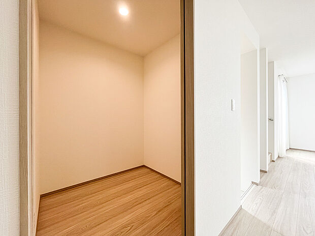 【パントリー収納】キッチン横にはパントリースペースを完備。食べ盛りのお子様がいるご家庭や平日共働きで忙しくなかなか何度も買い物に行けないママにとって非常に便利な収納スペースです。あったらいいなが標準装備の家です。