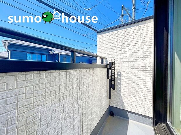 【南面バルコニー】南からの明るい光が差しこむ陽だまりの空間。南に大きく面したバルコニーでお洗濯も干せばあっという間に乾きそうで家事もスムーズにこなせますね！乾いたお洗濯物からは太陽の匂いが感じられる心地よさ。