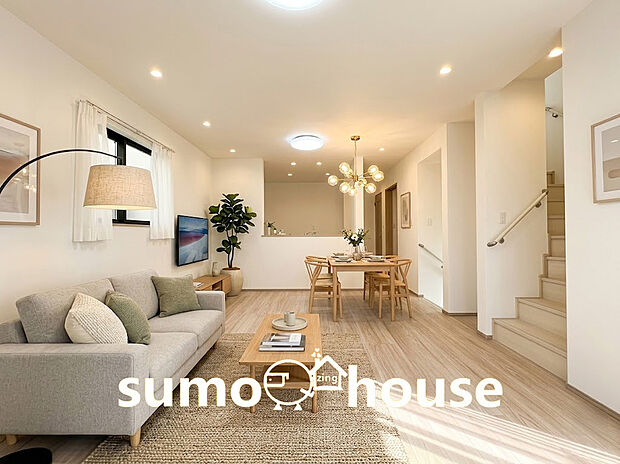 【リビング】南向きの窓から暖かな光が差し込む、明るく開放的なLDK空間 。白を基調とした壁とナチュラルなフローリングが、お部屋全体をより広く、清潔感たっぷりに演出します 。(家具等はCGです)