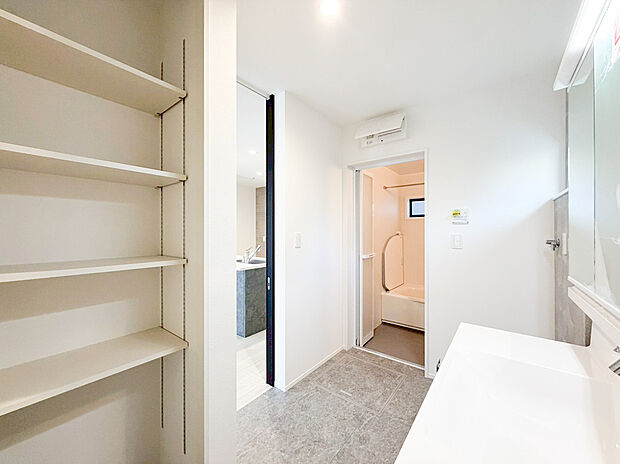 【リネン庫】洗面化粧室の稼働棚付きリネン庫は、タオルや洗剤を高さに合わせてすっきり収納でき、家族の使い勝手に合わせて柔軟に調整できる便利なスペースです。