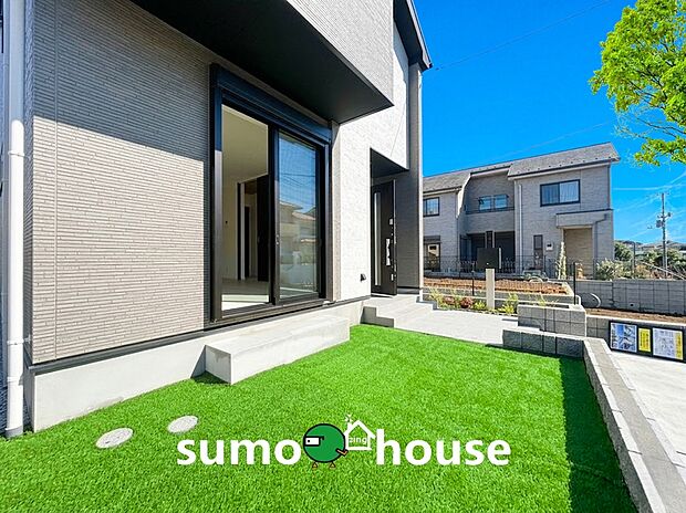 【庭】リビングからつながる開放的なプライベートガーデン。青々とした芝生が広がるお庭は、お子様の遊び場やリフレッシュスペースに最適。LDKから直接出入りできる設計で室内外が一体となった広がりを感じられます。