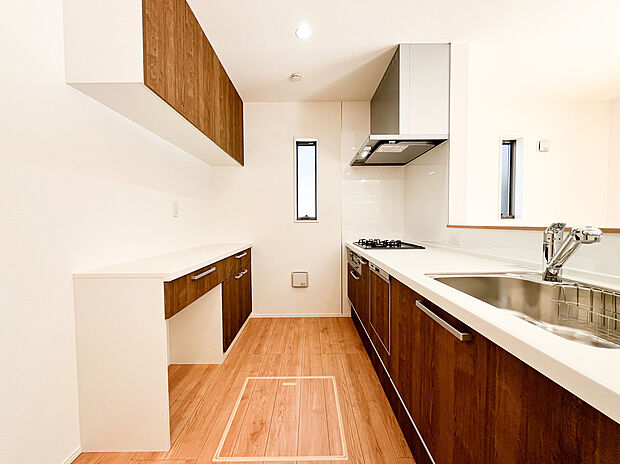 【カップボード付き】【カップボード付きでキッチン周りはいつもスッキリ】食品のストックや食器の保管に大活躍のカップボードを完備。キッチンと同色の仕様になっており、統一感のあるおしゃれな印象がスッキリ見えるポイントです。