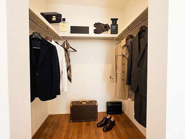 【ウォークインクローゼット】ウォークインクローゼットのある住まいで収納上手な生活を実現！衣類だけでなく、箱物や思い出の品もたっぷり収納できますので、整理整頓おしまい頂けたら居室空間をより広々とお使いいただけます！