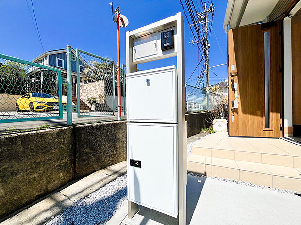 【宅配ボックスも付いたデザイナーズ分譲住宅】ポスト兼宅配ボックスは不在時に荷物の受け取りが可能です。郵送物の到着時間を気にせず過ごせる便利な設備ですね。