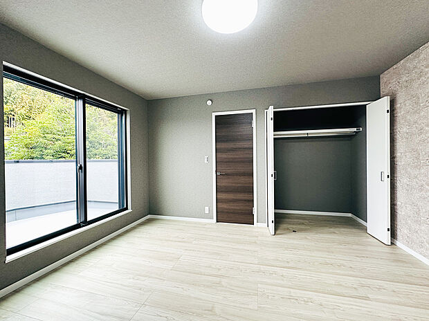 【居室収納】全居室には大型の収納クローゼットを完備！普段使いのお洋服や小物はもちろん、季節物のお洋服などもしっかりと整理整頓おしまい頂けます。居室空間をより広く隅々までお使いいただけますね。