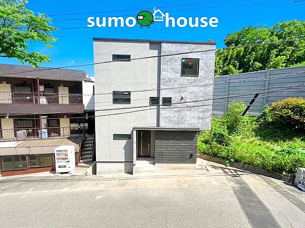 【洗練されたデザイン】周囲に高い建物が隣接していないため、圧迫感のない快適な住環境を実現しています 。青空に美しく映える、グレーを基調とした落ち着きのある意匠が、日々の帰宅を楽しみにしてくれます。