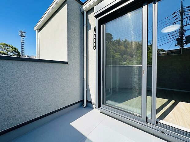 【落ち着いた住環境】リビングの大きな窓からは広々としたバルコニーへ直接繋がり、窓を開放すれば室内と外が一体となり、さらなる広がりを感じられる設計です。プライバシーを守りつつ開放感を享受できる、贅沢なリビングです。