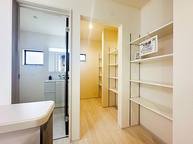 【大型パントリー収納】日常のストックや調理器具を機能的に整理できる大型パントリーを完備しています 。高さ調節が可能な可動棚を採用しており、置くもののサイズに合わせて無駄なく収納スペースをカスタマイズできるのが魅力です 。