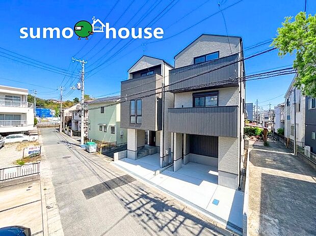 【洗練されたデザイン】建物が完成しており、写真通りの美しい外観を実際にご確認いただけます 。各棟には1台分のカースペースが完備され、玄関周りもスッキリとした機能的なレイアウト。