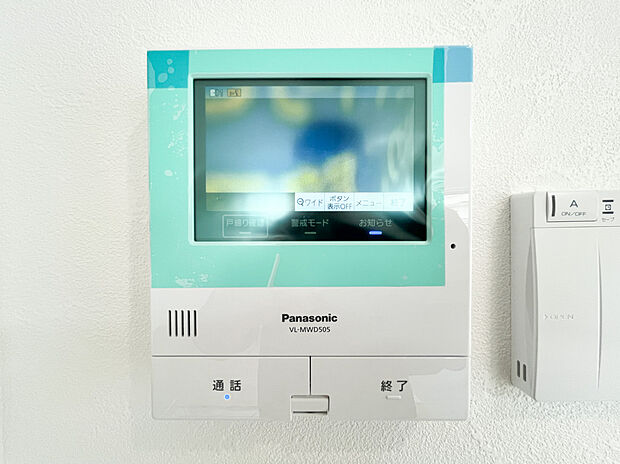 【TVモニター付きインターフォン】ＴＶモニタ付インターホンでセキュリティ面にも配慮。来客を確認できるだけでなく、録画機能で留守中の来訪者の確認ができます！学校から帰ったお子様のお留守番にも安心なセキュリティ設備ですね。