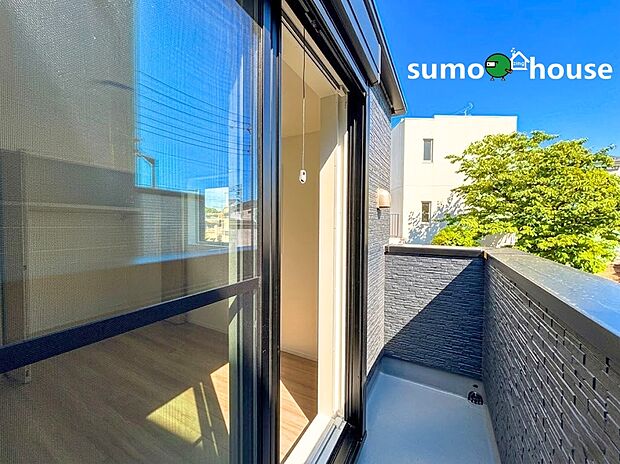 【落ち着いた住環境】広々としたバルコニーは、洗濯物を干すだけでなく、ちょっとしたガーデニングも楽しめます。視界を遮らない設計で、開放感は抜群。天気の良い日には、椅子を出して日光浴を楽しむなど、贅沢なひとときを。