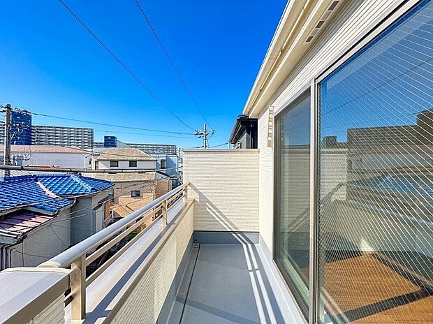 【南面バルコニー】南向きのバルコニーは陽当たり良好。お洗濯物もカラッと乾きやすく、家事の時短にもつながる嬉しい設計になっています。太陽の光をたっぷり取り込めるため、室内まで明るく、冬場でも暖かく過ごすことができます。