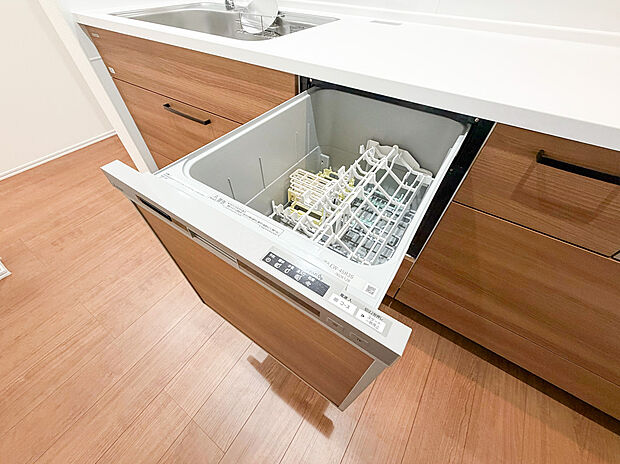 【食洗機】食器洗乾燥機付きで家族の食器もピカピカ。後片付けもラクラクこなせて、環境にもママの手にも優しい設備です。システムキッチン内に納まっているので、お料理の邪魔にもならずスッキリ快適にご利用いただけます。