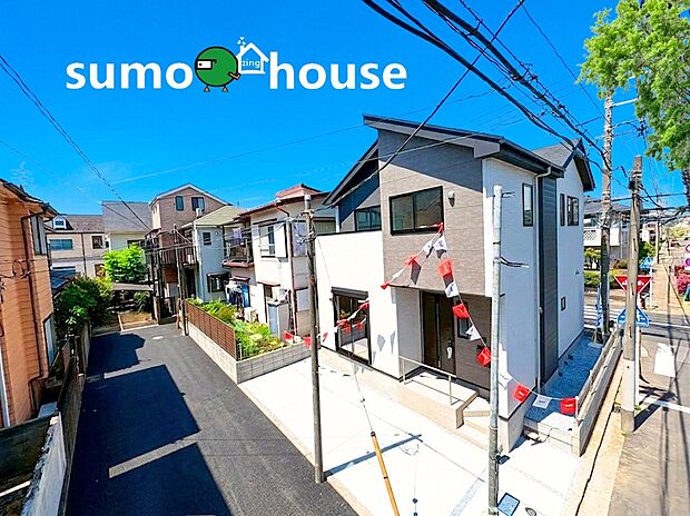 【洗練されたデザイン】駐車もゆとりをもって行える、広々としたカースペースを確保しました。前面道路が広く、見通しも良いため、お車の出し入れや小さなお子様との外出も安心です。周囲は落ち着いた住宅街！