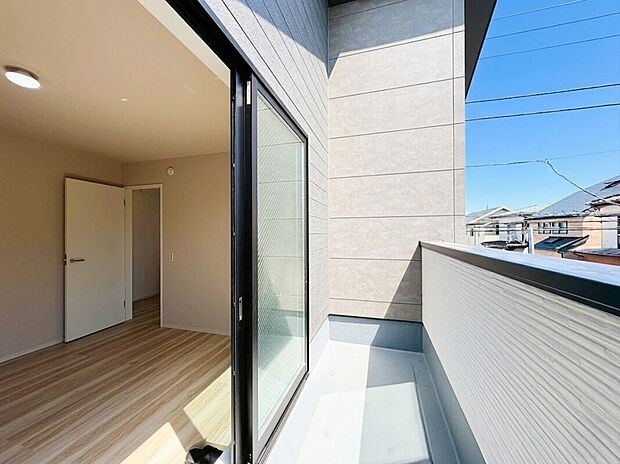 【落ち着いた住環境】南に大きく面したバルコニーは太陽の温かな温もりをめいいっぱい受け止めてくれます。太陽の光と爽やかな風を受けたお洗濯物はあっという間に乾き、取りこむ時には太陽の匂いを感じられそうですね。