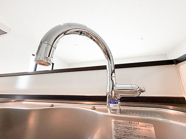 【浄水器】キッチンには浄水器を標準装備。最近は水を飲むという場面以外にも料理で使用したり、野菜を洗う場合もキレイな水で洗いたいという人が増えてきています！赤ちゃんのミルク用としても重宝いただけます。