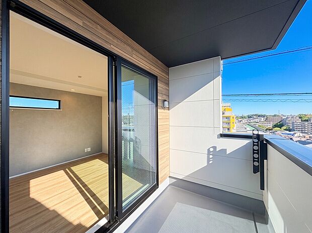 【落ち着いた住環境】洋室には温かみのある木目調のフローリングを採用し、どんな家具とも相性の良いナチュラルな内装に仕上げました。全室に十分な採光窓を設けており、朝から心地よい自然光を取り込み爽やかに目覚めることができます。