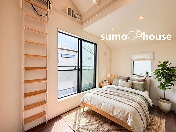 【居室】ロフトがあることで天井が高くなり、お部屋全体に縦への広がりと開放感をもたらす魅力的な洋室です。ロフト部分は自由な発想で幅広く活用可能です。(家具等はCGです)