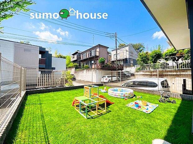 【広々としたプライベート南庭】最高グレードの設備仕様が標準装備の新築住宅で快適で便利な生活をお送り頂ける一品です。年中大活躍のプライベート空間になるお庭は、ご家族の団らんの場として最適なスペース。(外構等はCGです)