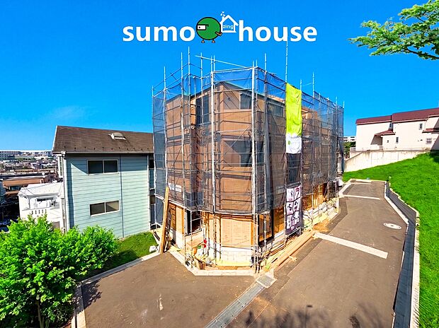 【住みやすく落ち着きのある住環境】快適な暮らしを彩る信頼の構造と先進の設備が自慢の物件です。建築中の第三者機関による徹底した品質検査を実施しており大変安心できます。住む人の人生を愛する家をコンセプトに作られた特別な創作住宅となります。