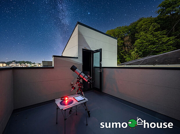 【星空観測ができる大型ルーフバルコニー】天体望遠鏡で夜空を眺めるなど、ルーフバルコニーはご家族の特別な思い出を作る場所。テーブルとイスを並べて外でお食事なども楽しめ、ご家族憩いの場としてもご利用いただけます。(家具等はCGです)