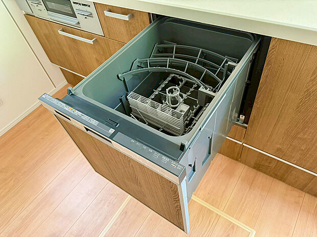 【食洗機】家事の時間を大幅に短縮し、ゆとりある時間をもたらす食洗機を標準搭載しました。後片付けの手間が省けるため、忙しい夕食後も家族団らんの時間をゆっくりと楽しむことができます。手洗いに比べて節水効果も高く、経済的で環境にも優しい優れた設備です。効率の良いキッチン動線は、日々の家事負担を軽減し、暮らしの質を向上させます。