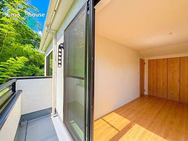 【南に大きく面したワイドバルコニー】建物南側に広がるバルコニーは、日照時間の長い明るい空間です。厚手の布団やシーツなども余裕を持って干せるため、清潔な寝具で毎日を過ごせます。バルコニー越しに望む空の広さが、日常に開放感をもたらします。