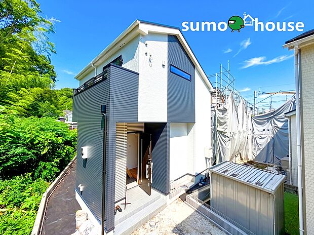 【敷地約50坪のゆとりと洗練されたデザインのデザイナーズ住宅】造成から建築まで一貫した自社施工による、安心と信頼の住まい。地盤保証20年や建物10年保証など、長期にわたるサポート体制も充実。永住の地にふさわしい、頑丈で快適な住環境をこの機会にぜひご検討ください。