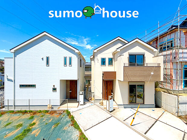 【洗練されたデザインとZEH水準省エネのデザイナーズ住宅】耐久性に優れた外壁材を採用し、美しい外観を永く保ちます。光と影が織りなす立体的な表情が、時間帯によって違う趣を見せるのが魅力。シンプルでありながらディテールにこだわった設計で、高い資産価値を誇ります。