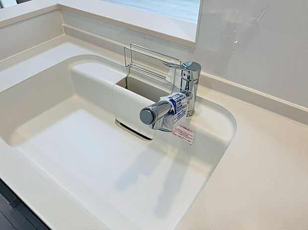 【浄水器】キッチンには浄水器を標準装備。最近は水を飲むという場面以外にも料理で使用したり、野菜を洗う場合もキレイな水で洗いたいという人が増えてきています!赤ちゃんのミルク用としても重宝いただけます。