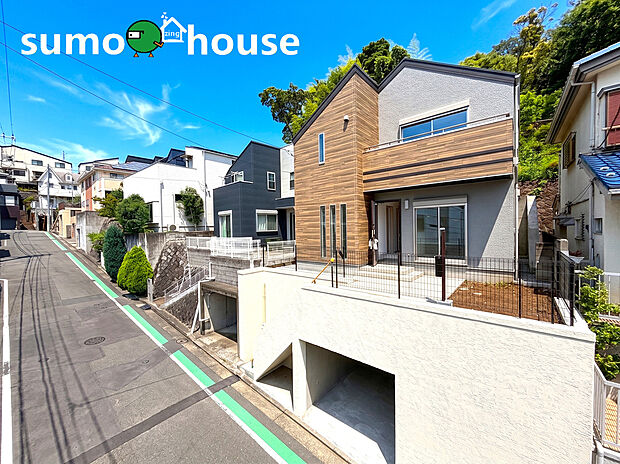 【耐震最高等級取得のデザイナーズ住宅】個性的なデザインが映える洗練された外観。周囲と差がつく美しい佇まいは、帰宅するたびに心地よい満足感を与えてくれます。地下車庫付きで駐車場にも困らず、利便性の高い暮らしを実現できる素晴らしい邸宅。