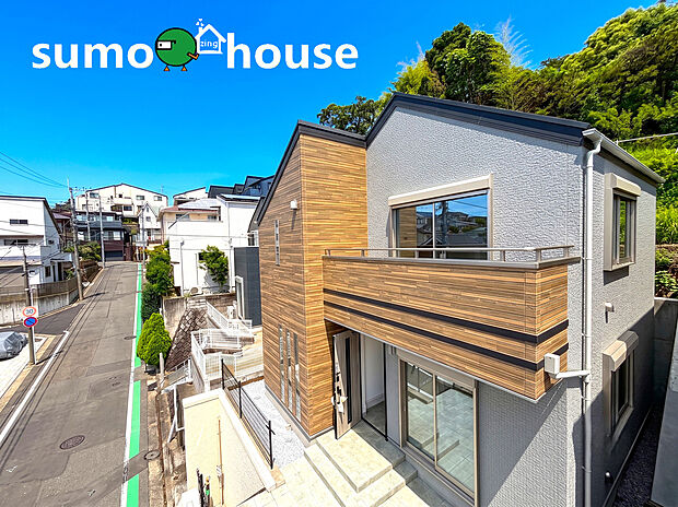【耐震最高等級取得のデザイナーズ住宅】街並みに溶け込む洗練されたモダンな外観が魅力。地下車庫を備えており、愛車の駐車もストレスフリーです。細部までこだわり抜いた美しい佇まいは、住む人の品格を物語る、家族の未来を彩る最高のマイホームです。