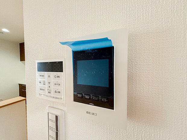【TVモニター付きインターフォン】ＴＶモニタ付インターホンでセキュリティ面にも配慮。来客を確認できるだけでなく、録画機能で留守中の来訪者の確認ができます！学校から帰ったお子様のお留守番にも安心なセキュリティ設備ですね。