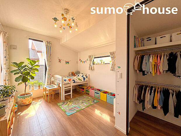 【子供部屋】2階にある全ての居室には便利なクローゼットがしっかりと完備されているため、お部屋をいつでもすっきりと片付けることが可能です。(家具等はCGです)