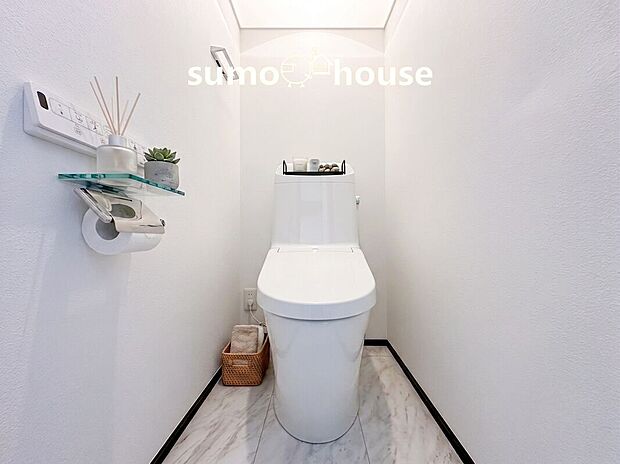 【ウォシュレットトイレ】毎日使うトイレには、快適で衛生的な温水洗浄便座を標準装備しています。寒い冬の朝でも便座が温かく、ヒヤッとすることなくいつでもリラックスしてご使用いただける、家族みんなに優しくとても便利な必須設備です。(家具等はCGです)