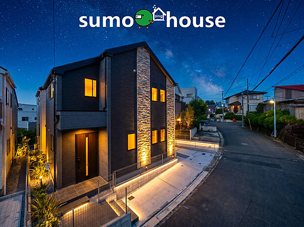 【閑静な住宅地に佇む荘厳なデザイン】ゆとりのある敷地にはカースペースがしっかりと2台分確保されているため、ご夫婦で車を所有されているご家庭にも大変おすすめです。前面道路も約6メートルと余裕があり、毎日の車の出し入れもスムーズに行えます。
