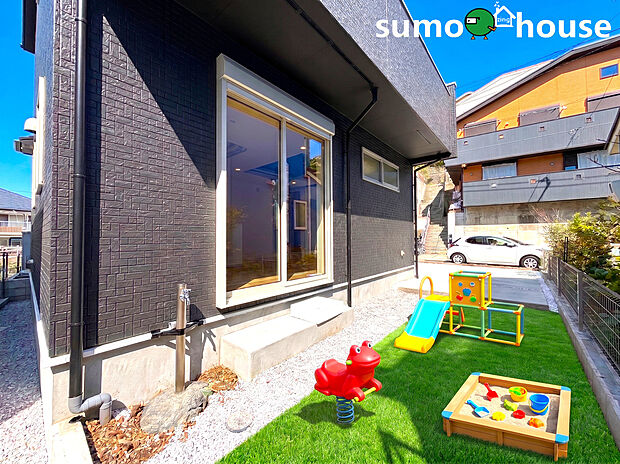 【長期優良認定住宅&耐震最高等級取得】お庭でお子様がのびのび遊べる！吹抜で明るい4ＬＤＫ 、車2台可の長期優良住宅です。