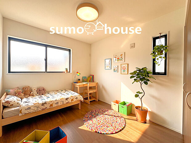 【居室】家族それぞれのプライベート空間を確保できる4LDKの間取りで快適な毎日を送れます。木目の美しいフローリングが空間全体に温かみをもたらしてリラックスして過ごせます。(家具等はCGです)