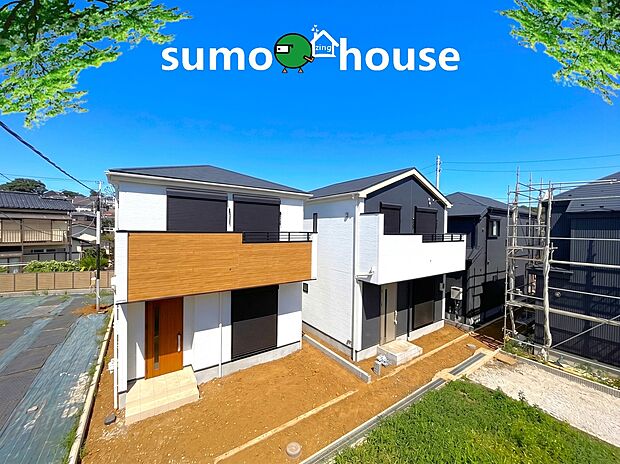 【全棟駐車2台可能な洗練されたデザイン住宅】建物の外観は落ち着いた色合いのサイディングボードを組み合わせており、スタイリッシュな印象を与えます。周辺環境にも優しくなじむ洗練されたデザインが、住まう人の誇りや愛着を一層高めてくれる素敵な住宅です。
