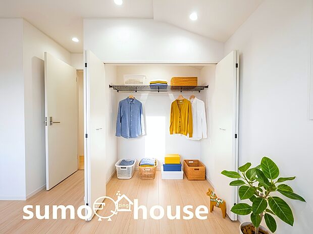 【居室収納】各お部屋のクローゼットには開閉のしやすい折れ戸を採用しており、扉を開ける際も手前に大きく飛び出さず邪魔になりません。ベッドなどの家具をすぐ近くに配置しても干渉しにくく、空間をより有効に活用できます。(家具等はCGです)