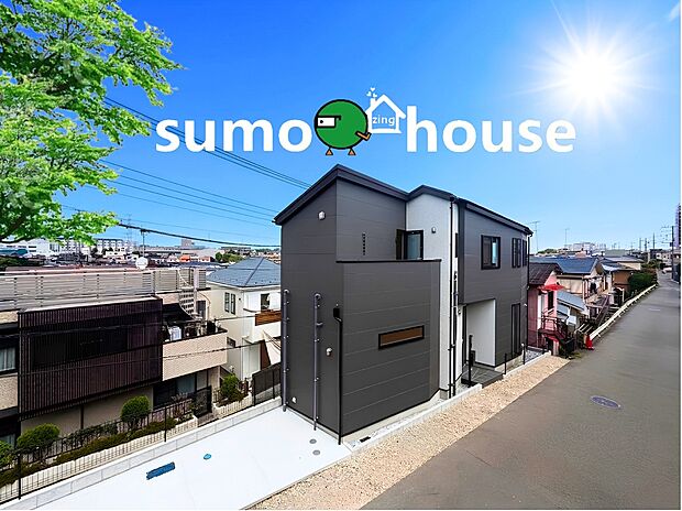 【堂々完成！洗練されたデザイン住宅】外観には複数並んだ縦長のスリット窓が配置されており非常にスタイリッシュな印象を与えます。ブラック系の外壁とホワイト系の外壁が組み合わさることで立体感を生み出し周囲の街並みにも美しく調和します。