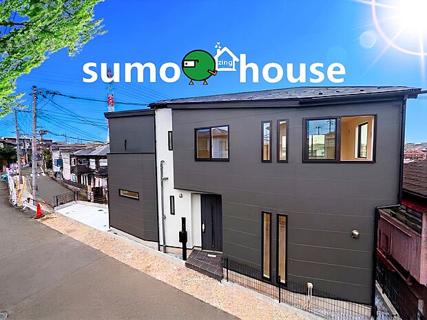 【堂々完成！洗練されたデザイン住宅】2階建ての全1棟販売となっており周囲の住まいと適度な距離感が保たれております。防犯面にも配慮されたカラーテレビドアホンが備わっており訪問者の顔を確認できるためお子様のお留守番時でも大変安心です。