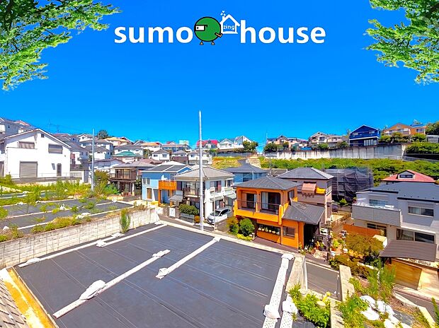 【空が青く広く感じられる眺望が自慢です！】高台ならではの遮るもののない眺望と、大きく広がる青空が自慢！風通しが良く陽光が降り注ぐ特等席です。新横浜駅まで徒歩12分、東横線やブルーラインも徒歩圏内という軽快なアクセスと開放感を両立させました！