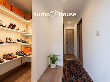 【内観施工例】シューズインクローゼット付き玄関