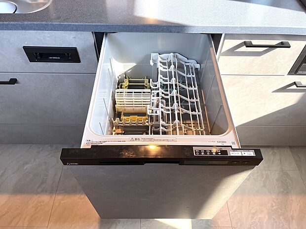 【食洗機】食器洗乾燥機付きで家族の食器もピカピカ。後片付けもラクラクこなせて、環境にもママの手にも優しい設備です。システムキッチン内に納まっているので、お料理の邪魔にもならずスッキリ快適にご利用いただけます。