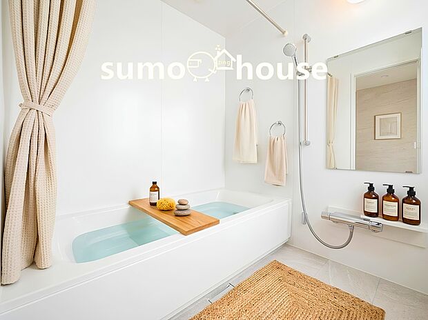 【ユニットバス】ユニットバスはゆったりとくつろげる1坪タイプ。足までしっかりと伸ばせる浴槽は、心身ともにしっかりと疲れを癒してくれます。お子様とも一緒に浸かれ、ご家族みんなで一緒にバスタイムを楽しめますね♪(家具等はCGです)